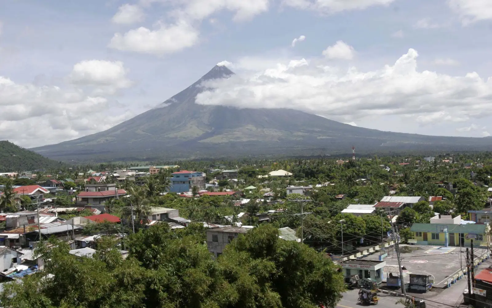 Philippines escalates Mount Mayon alert as volcano spews ash