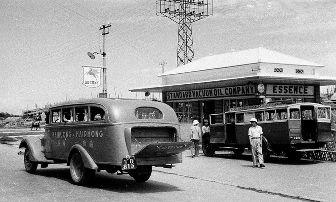 Historical photos reveal Hanoi's transformation from trams to motorbike dominance