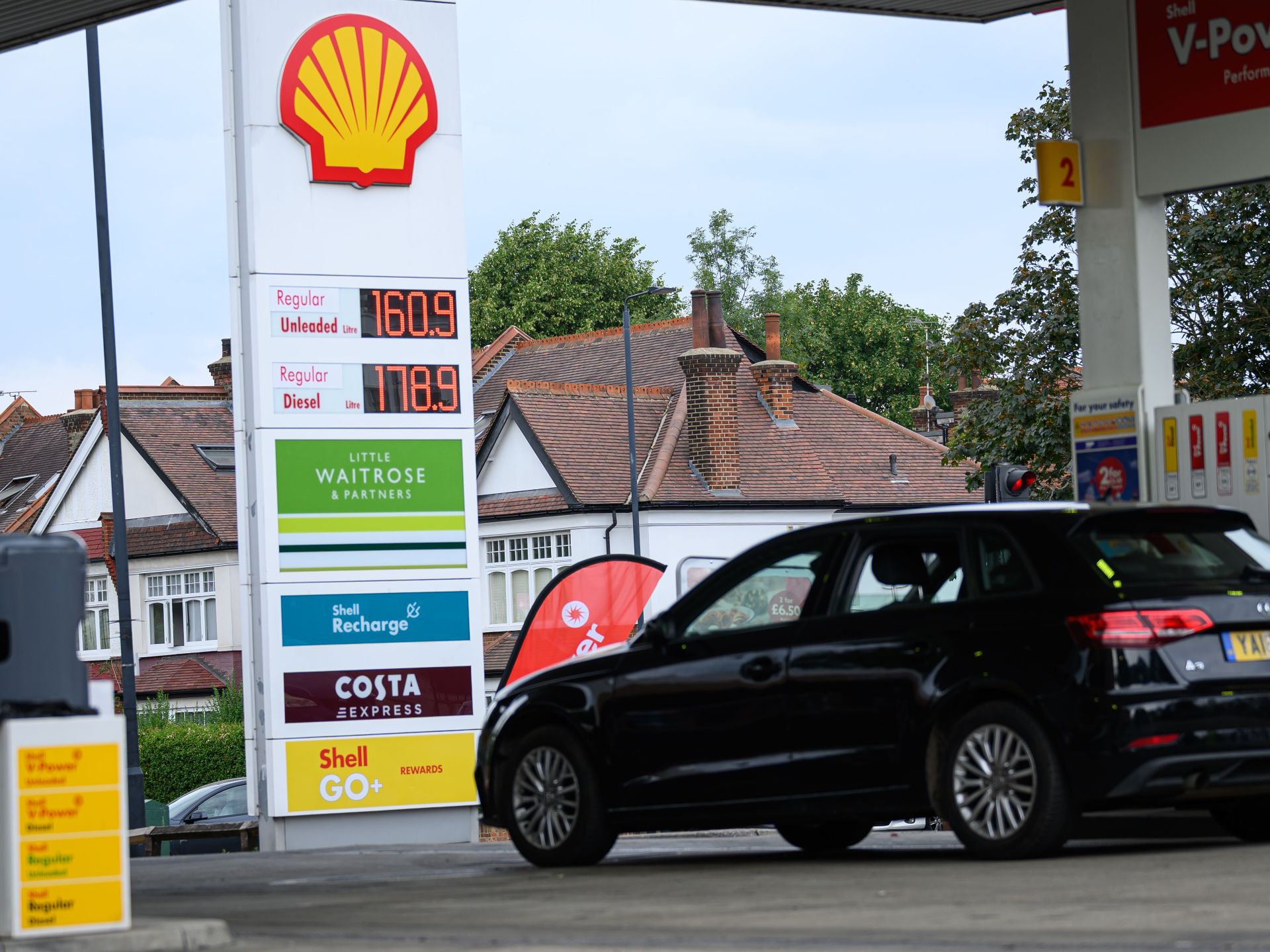 Oil prices surge past $107 despite US assurances on Hormuz shipping