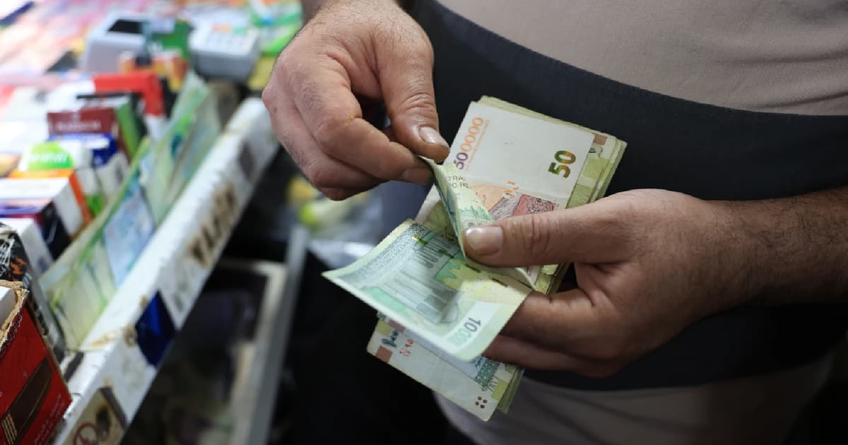 Rial Iran Terus Merosot Ketika Bank Pusat Jual Dolar