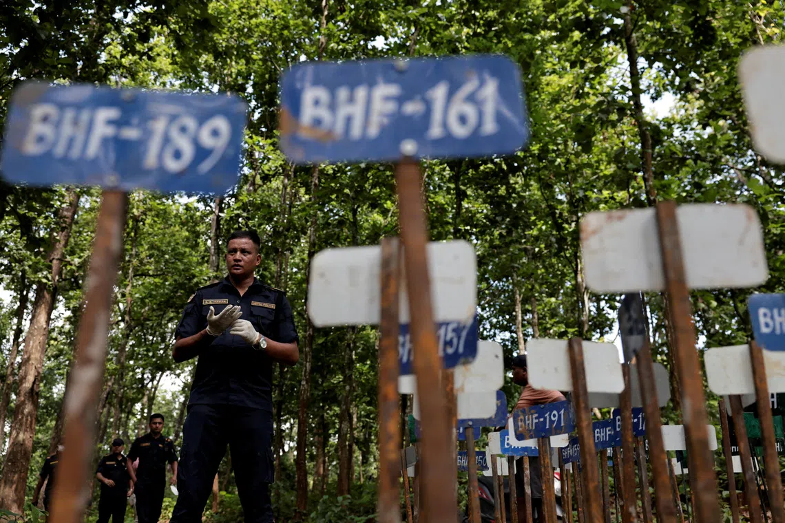 Nepal conducts mass burials as flood death toll mounts