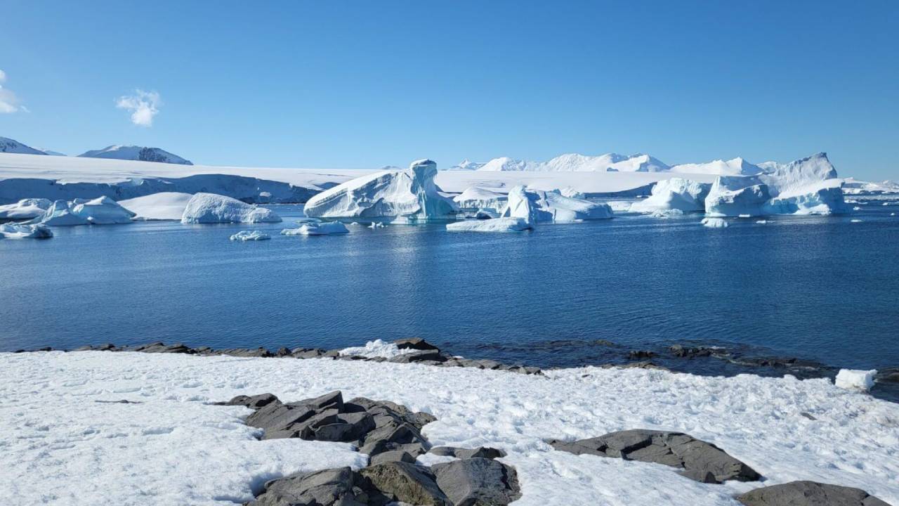 Polar ice sheets shed 11 trillion tonnes since 1979, raising seas