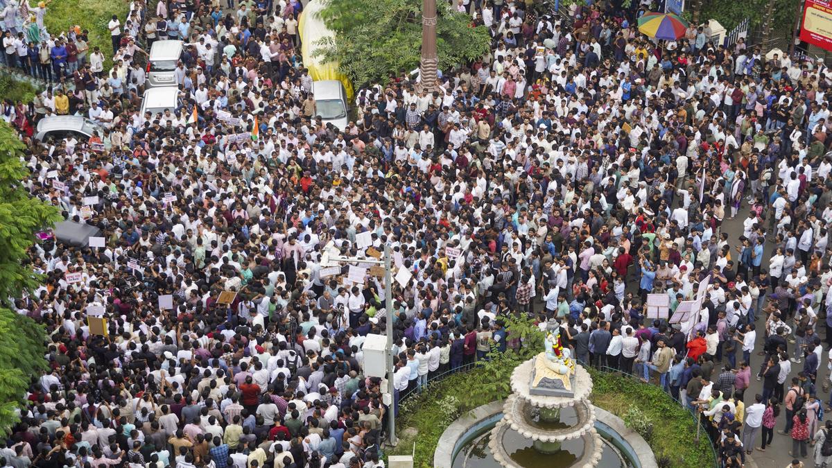 MPSC परीक्षा पेपर लीक: पुणे में आंदोलन, विपक्षी दलों का समर्थन