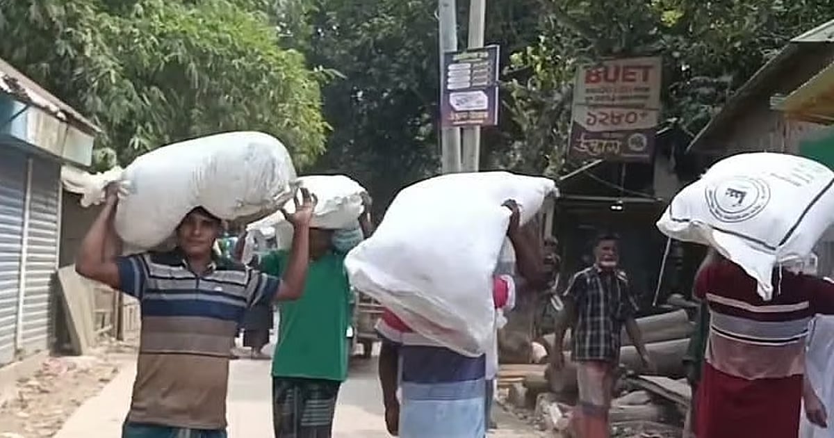রৌমারীতে সার ডিলারের গুদাম ভেদ করে কৃষকদের প্রতিবাদ