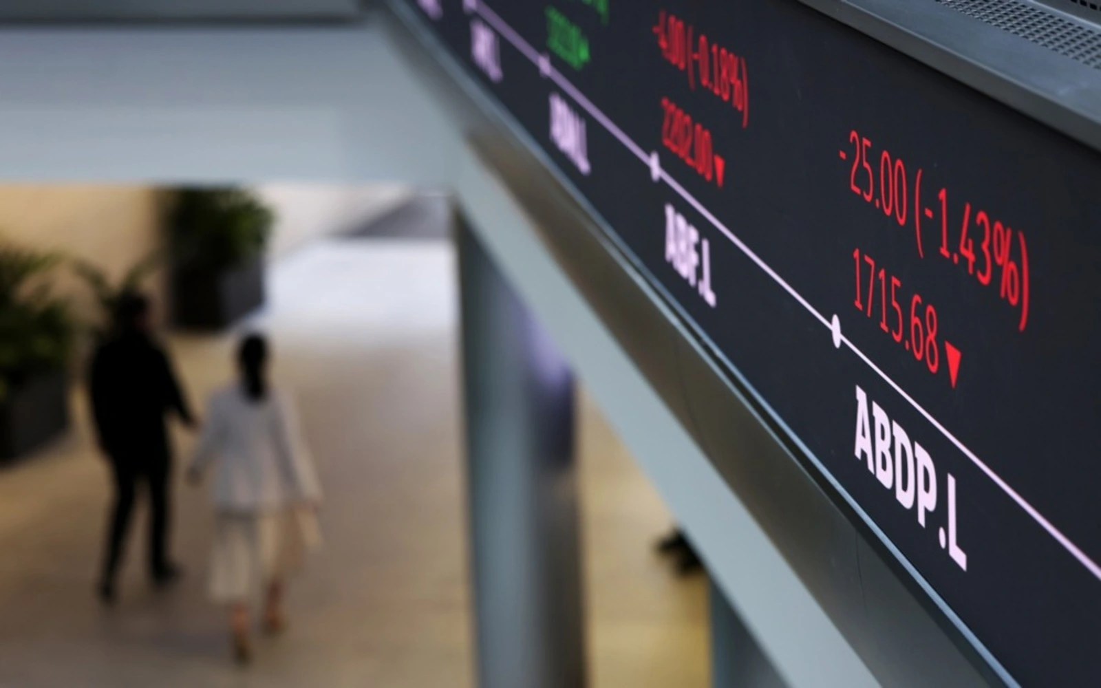 Saham UK merosot ketika sektor perbankan tertekan, pendapatan korporat jadi fokus