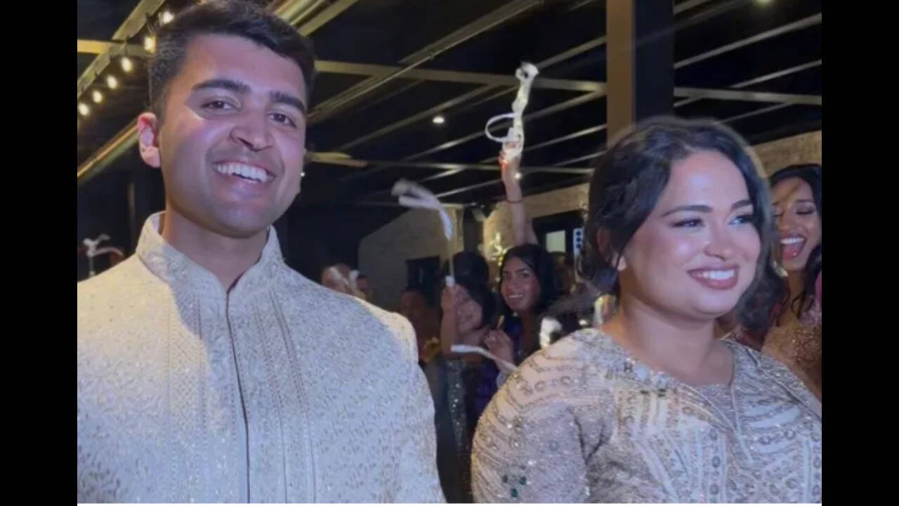 विवाह के मिनटों बाद हेलीकॉप्टर दुर्घटना में भारतीय पायलट की पत्नी का मुकदमा
