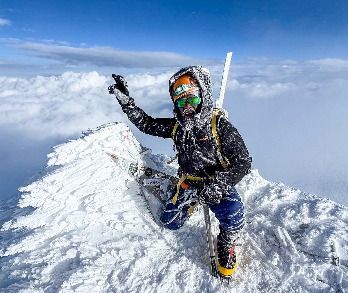 Adventurers make final push toward Europe's highest peak