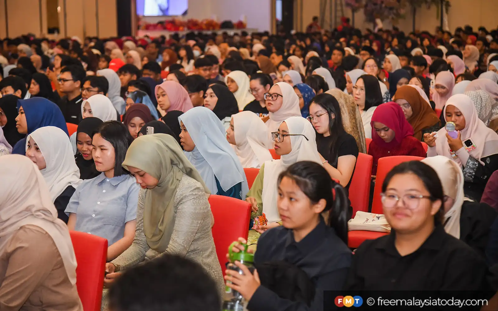 Universities urged to expand student dialogue platforms on current issues