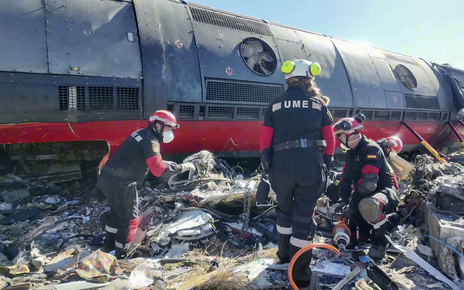 Kereta api berkecepatan tinggi Spain berlanggar, 64 terbunuh dan lebih 100 cedera
