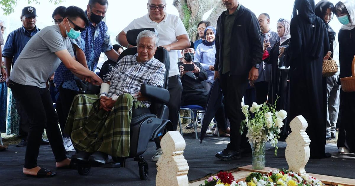 Former Prime Minister Mahathir Mourns Death of Wife Dr Hasmah