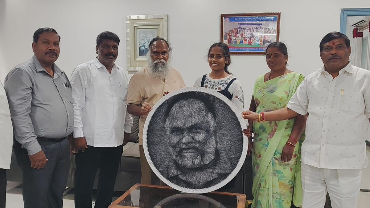 छात्र ने जग्गा रेड्डी को तार कला चित्र भेंट कर अध्ययन जारी रखने में मदद मांगी