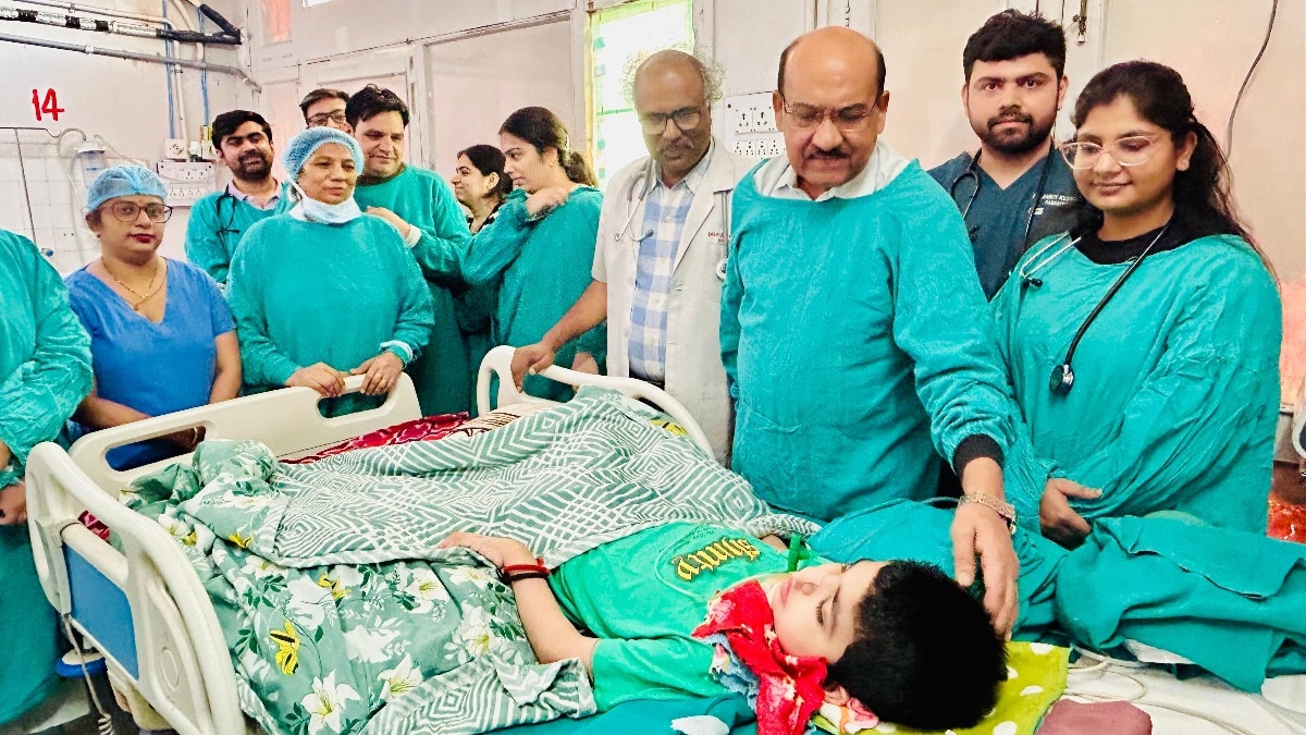 23 महीने वेंटिलेटर पर रहे बच्चे को घर लौटाते माता-पिता की खुशी