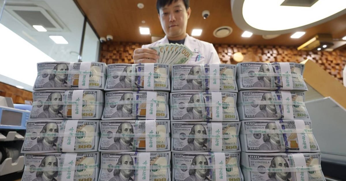 Dolar Mencapai Paras Tertinggi Dua Minggu Seiring Isyarat Kenaikan Kadar Faedah