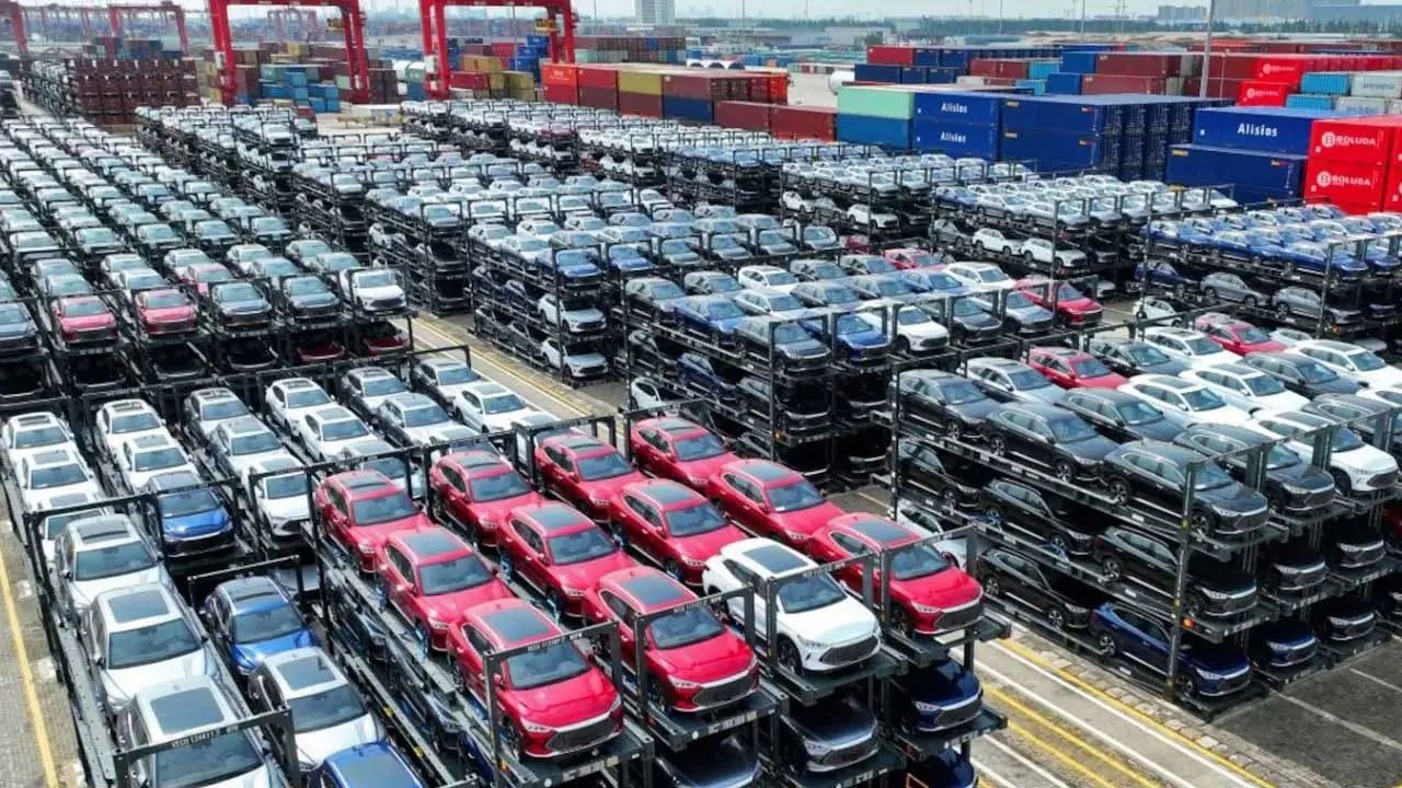 Vehicle imports contribute Rs. 512.5 billion to state coffers