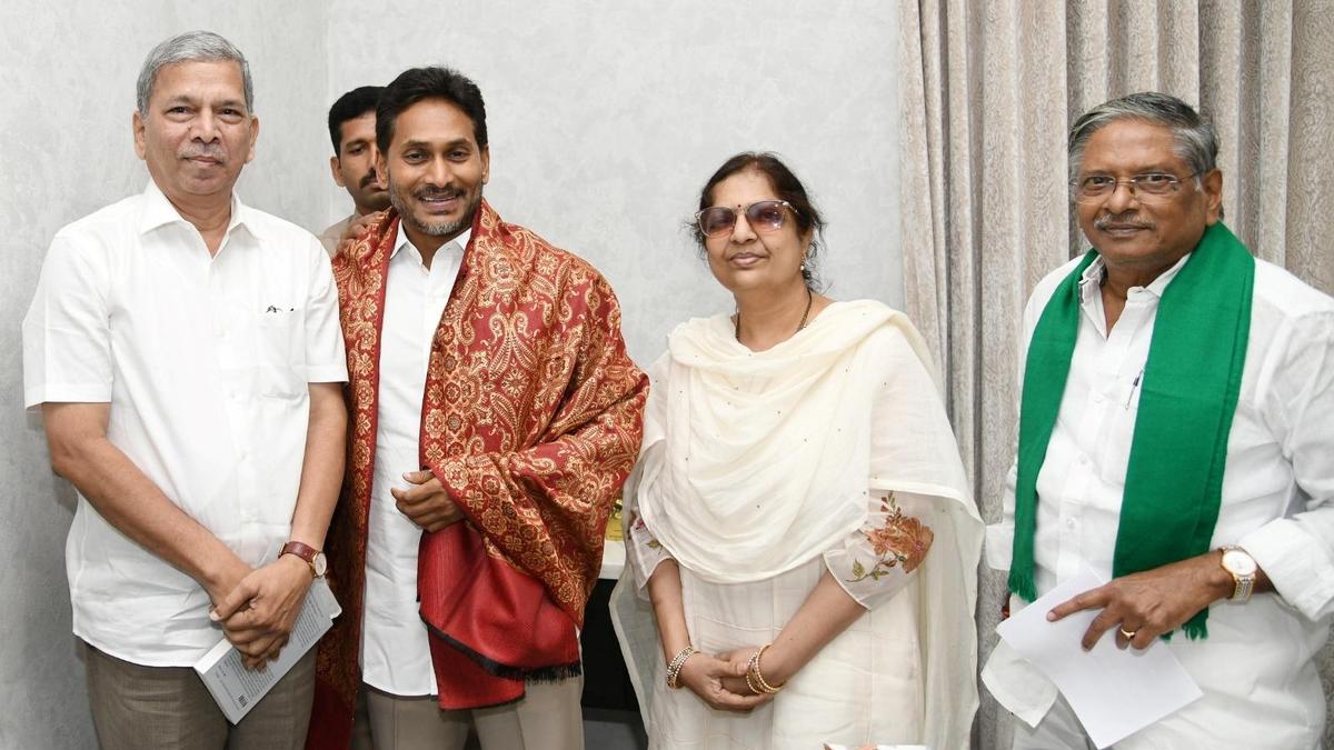 Jagan Mohan Reddy receives biography chronicling political rise