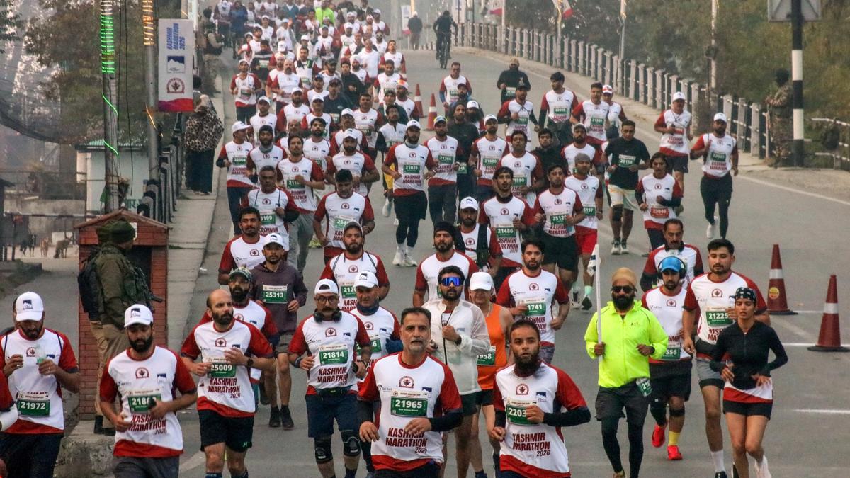 कश्मीर मैराथन में 2000 धावकों की भागीदारी, CM ने खेल पर्यटन को बल दिया