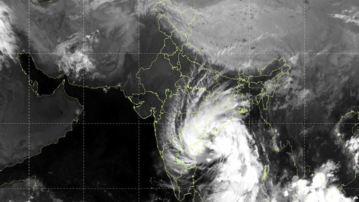 चक्रवात अर्नब का विशाल प्रभाव क्षेत्र, उपग्रह तस्वीरें दिखाती हैं भारत पर फैली बादलों की व्यापक परत