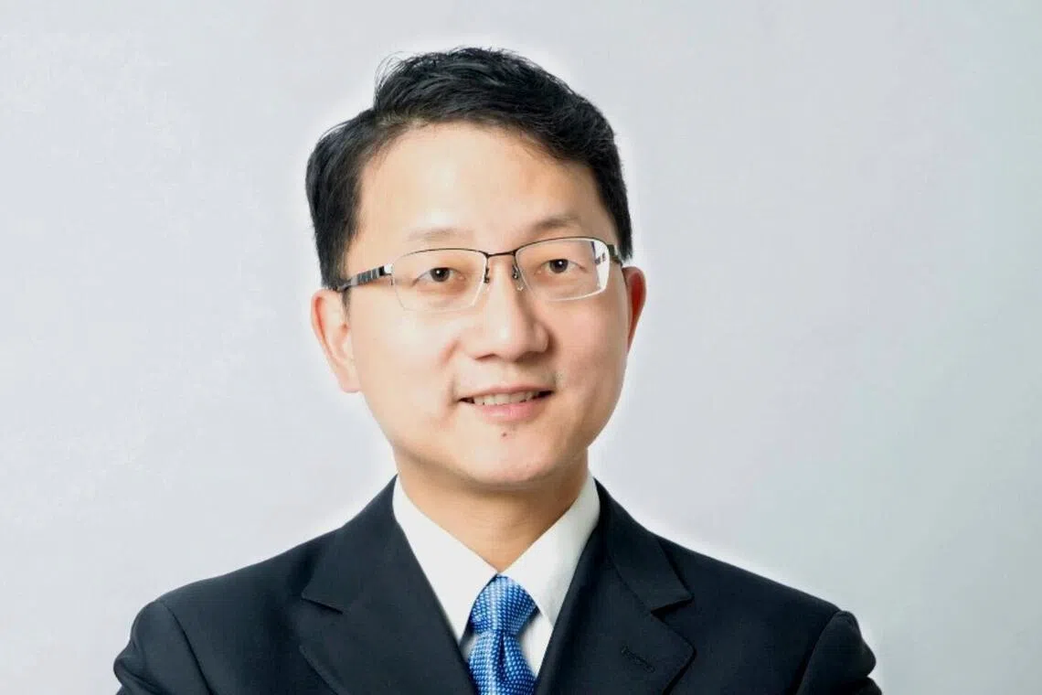 China's new Australia envoy takes public transport to work
