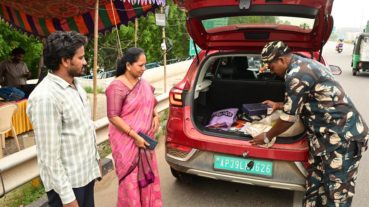 Andhra Pradesh police bind over 75,000 ahead of local elections
