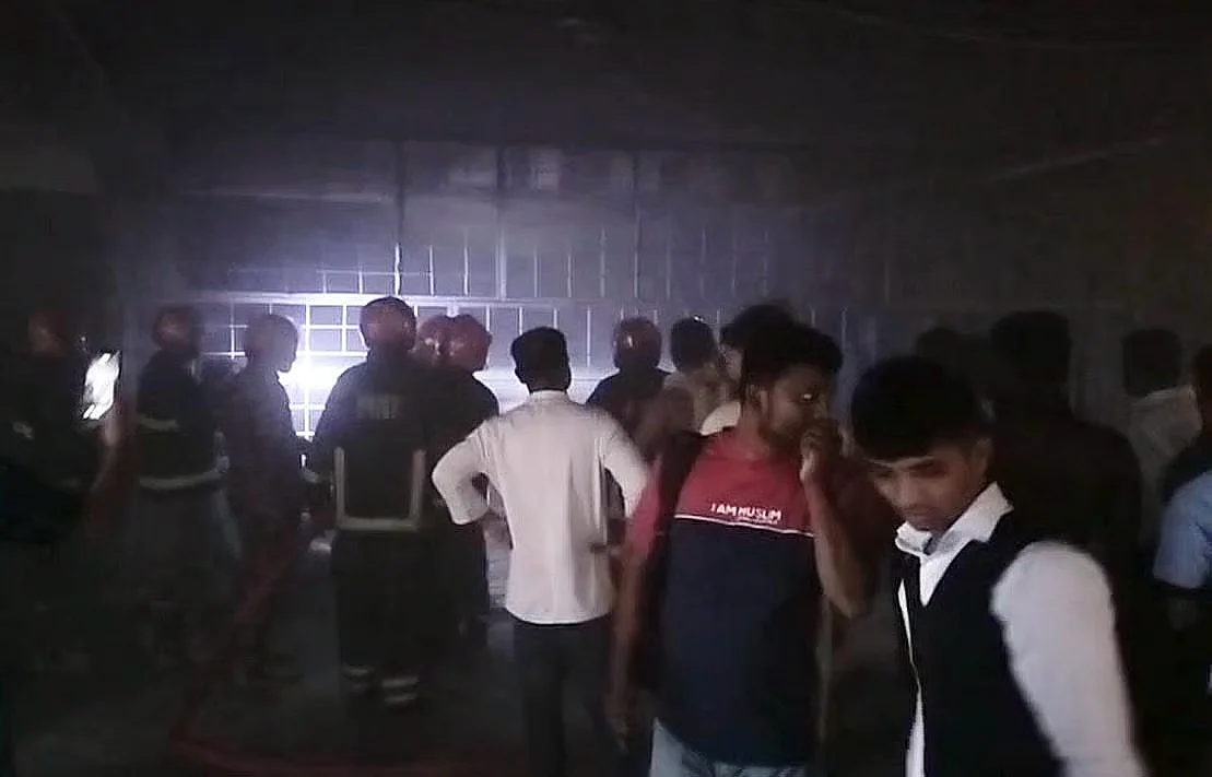 কক্সবাজারে হোটেলে আগুন, পর্যটকরা সৈকতে আশ্রয় নেন