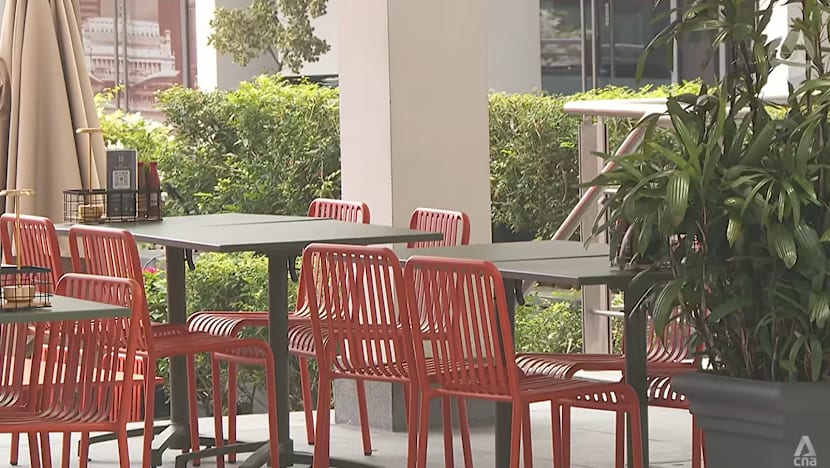 Haze chokes outdoor dining and street entertainment in Singapore