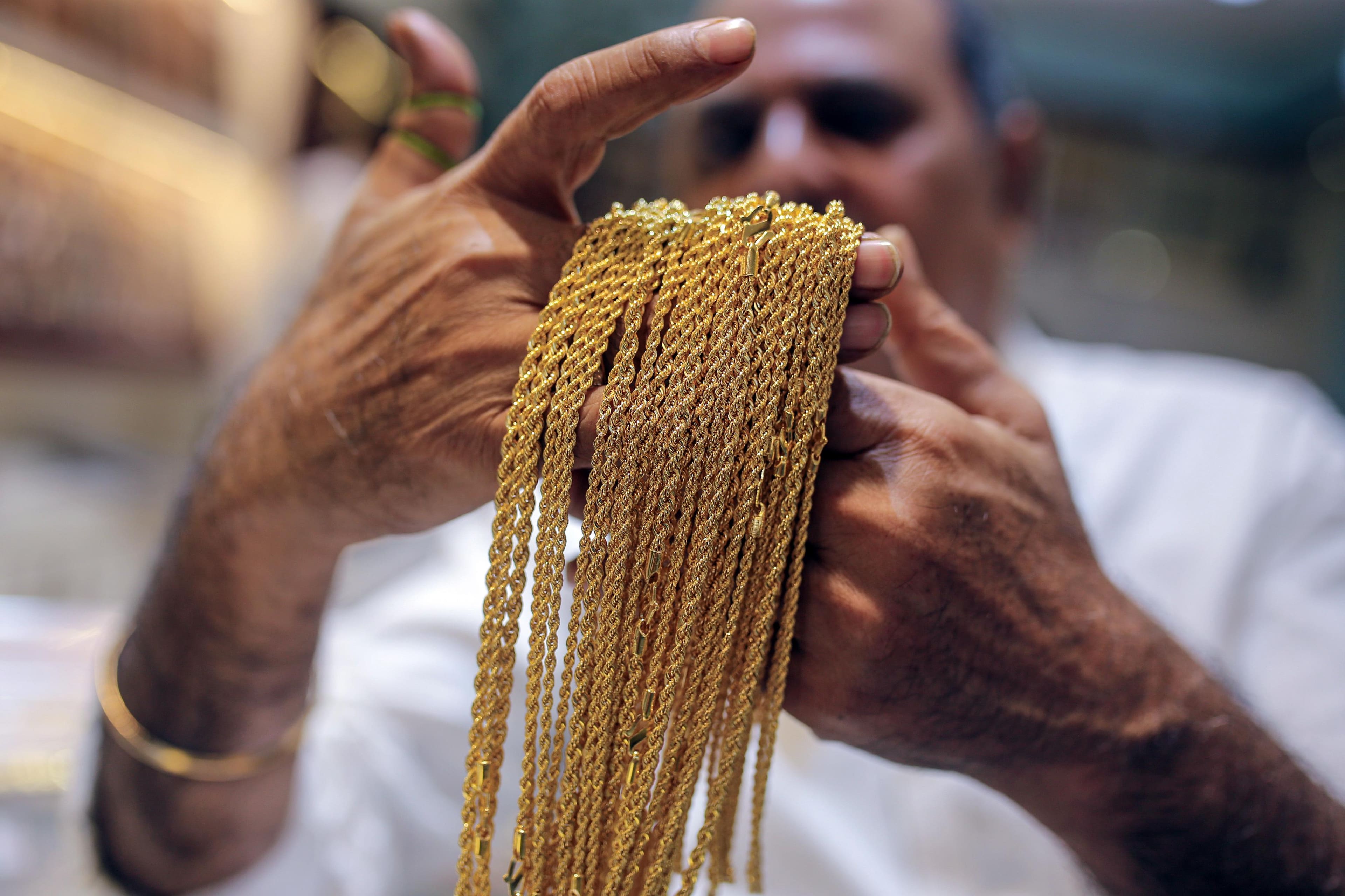 Gold struggles to hold ground as key support level faces fresh test