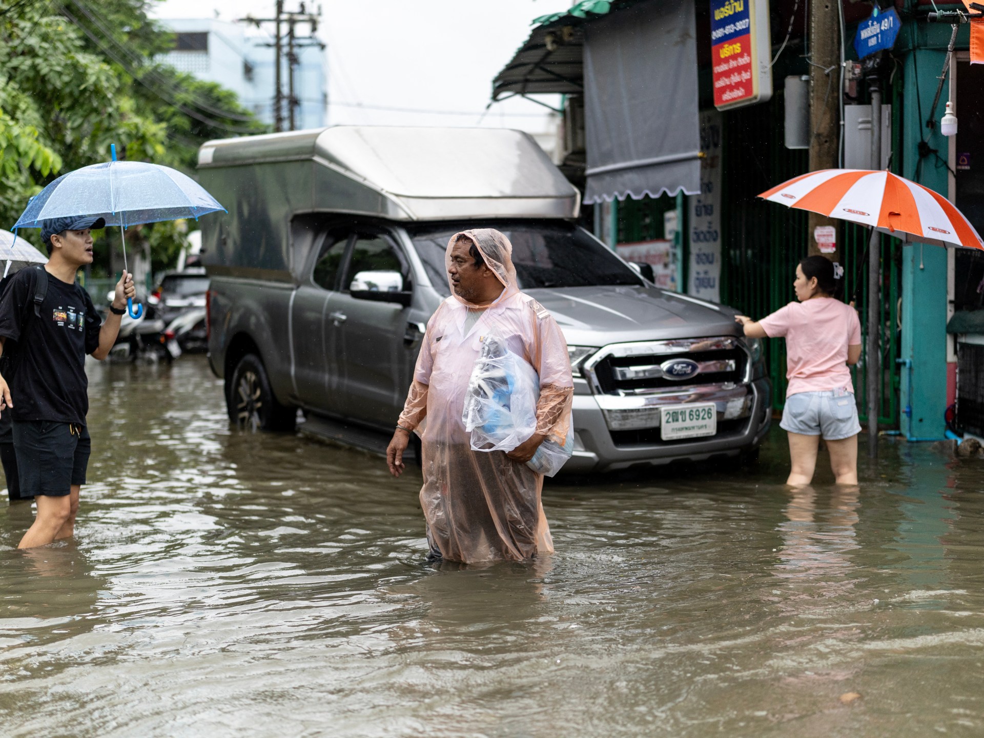 Torrential rains inundate Bangkok, displacing thousands to emergency shelters