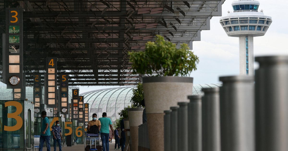 Two arrested over stolen bank cards on Vietnam-Singapore flight