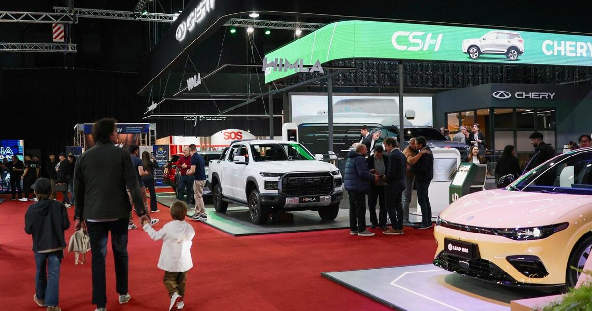 China's auto market slumps as domestic sales plunge despite export gains
