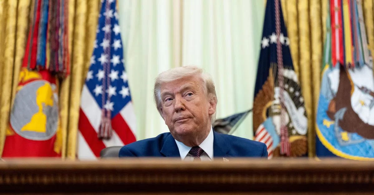 US President threatens severe economic penalties against Iran supporters