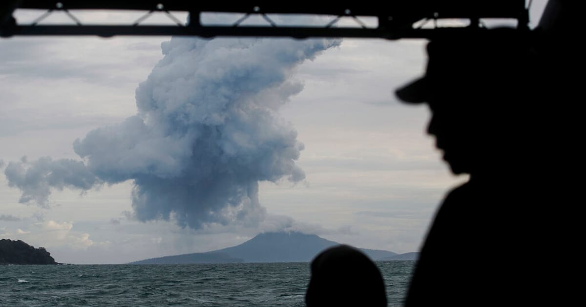 Lima lapangan terbang Indonesia tutup akibat abu Anak Krakatau