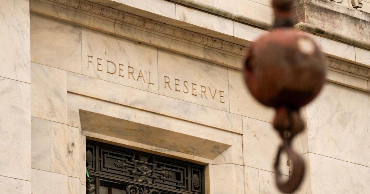 Bond Market Rally Challenges Investors' Short Positions as Tech Trades Falter