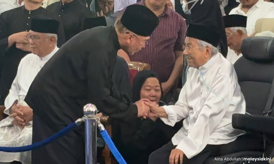 Bekas musuh bersatu dalam duka cita kehilangan wanita yang mereka kasihi