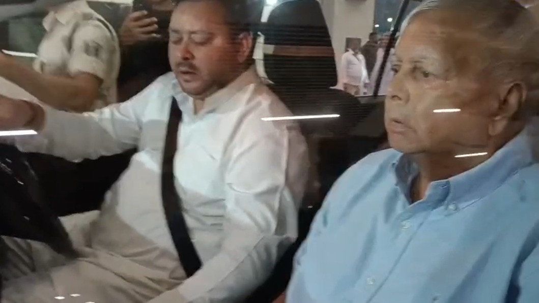 दिल्ली से पटना लौटे लालू परिवार, तेजस्वी ने संभाली ड्राइविंग सीट
