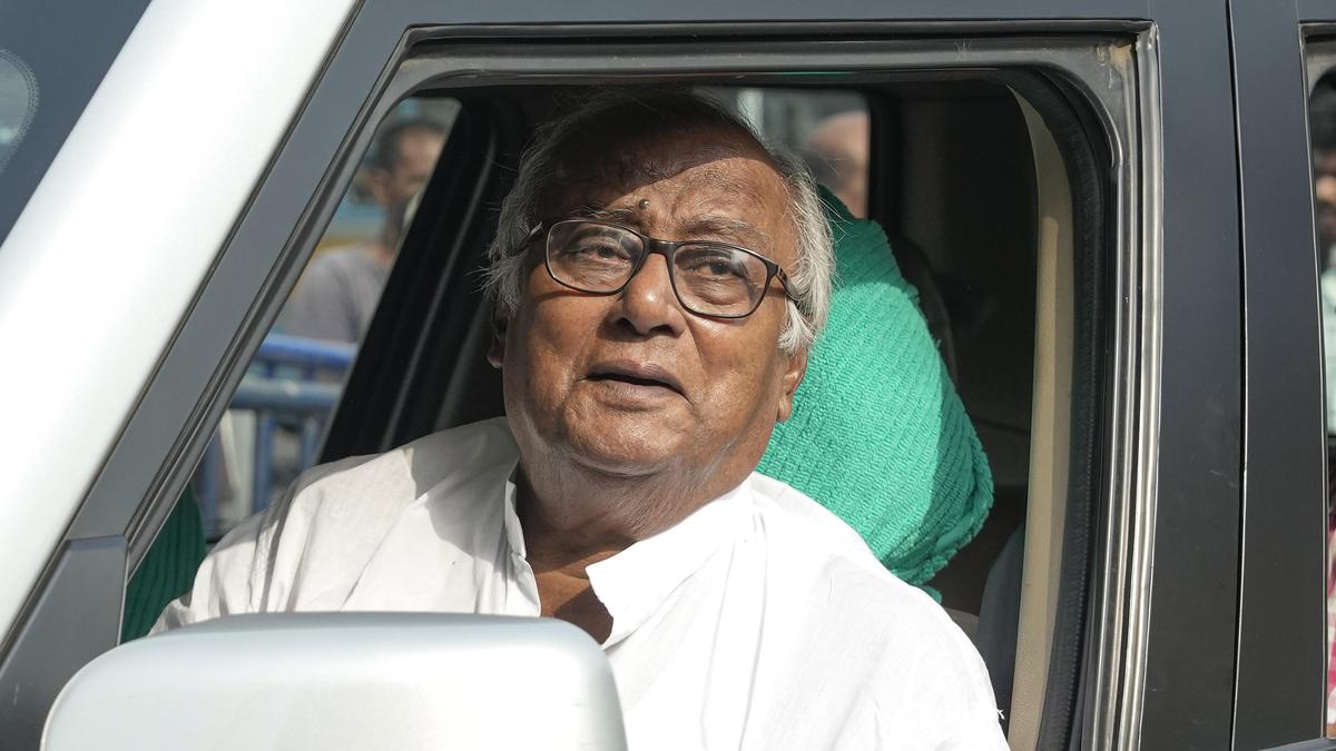 दलबदलू सांसद 'गद्दार दल' हैं: सौगत राय