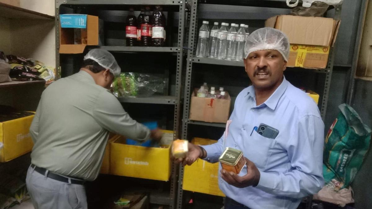 कोडागु में खाद्य सुरक्षा अधिकारियों ने होटलों और बेकरियों की अचानक जांच की