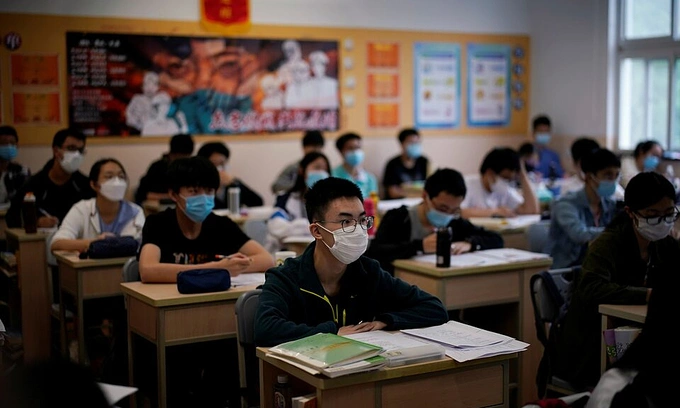 Giáo viên toán nổi tiếng Trung Quốc khơi gợi tranh cãi về tiếng Anh trong trường học