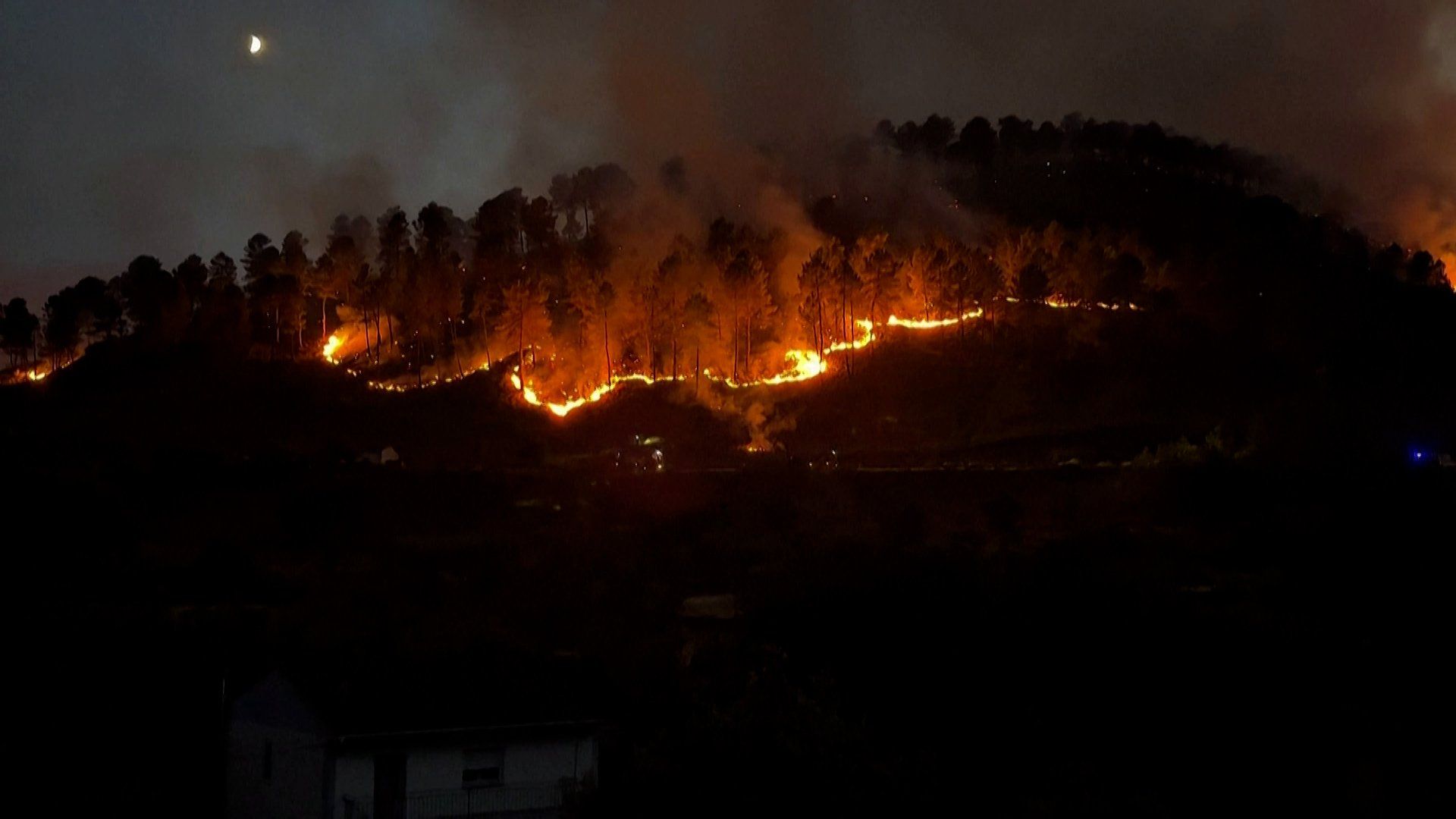 Spain battles major wildfire as hundreds evacuated from western region