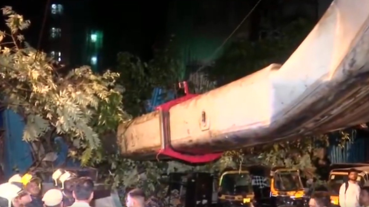 Crane collapse injures eight in Mumbai's Kurla locality