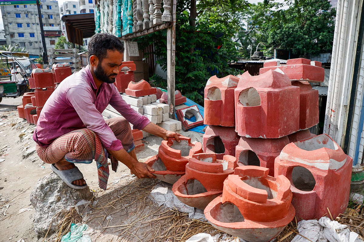 Bangladeshi households turn to alternative cooking fuels amid gas shortages