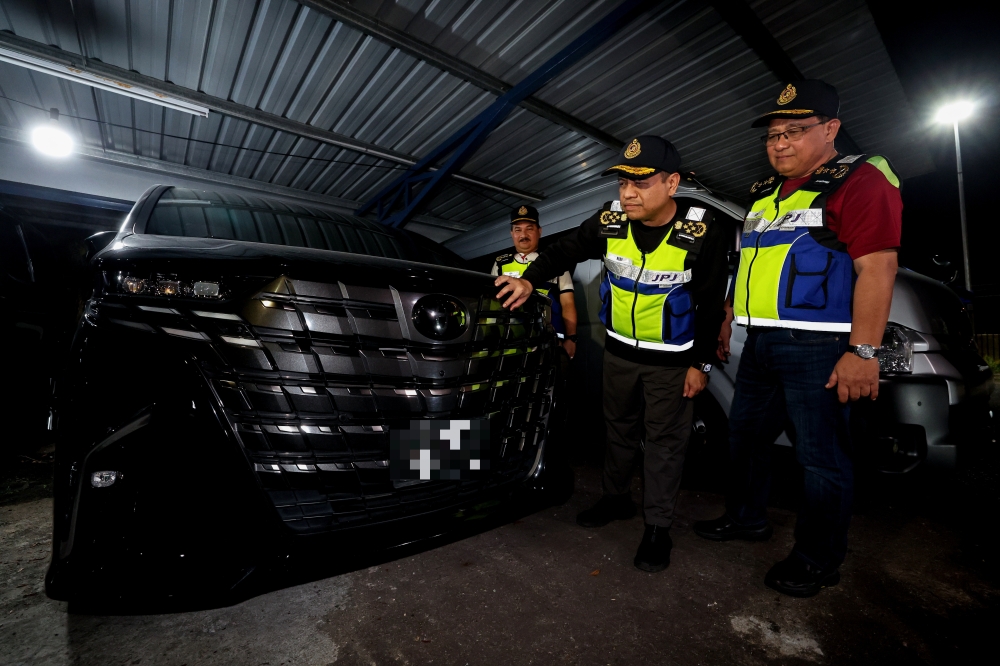 Dua lelaki ditahan bawa 690kg daun ketum di kereta Toyota Alphard