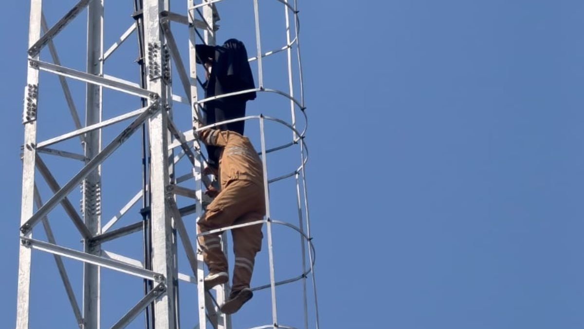 Woman Scales Mobile Tower in UP, Comes Down After Online Wedding