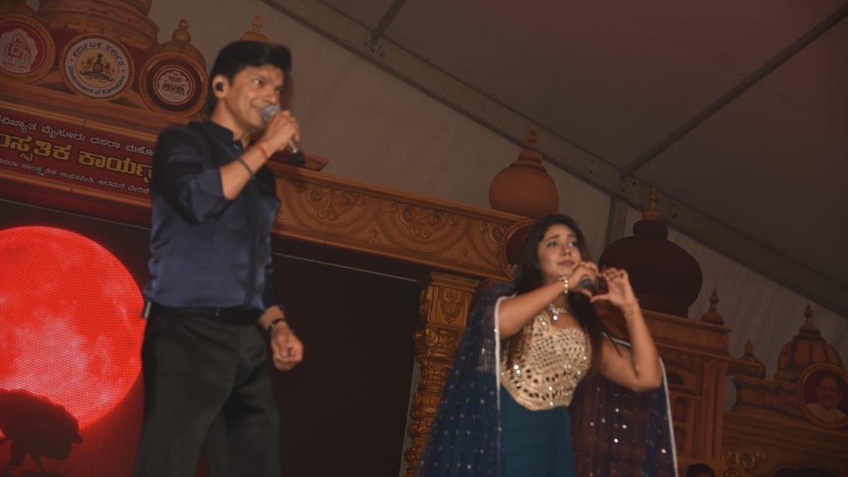 दशहरे पर शान का जलवा, भीड़ गाने-नाचने में डूबी