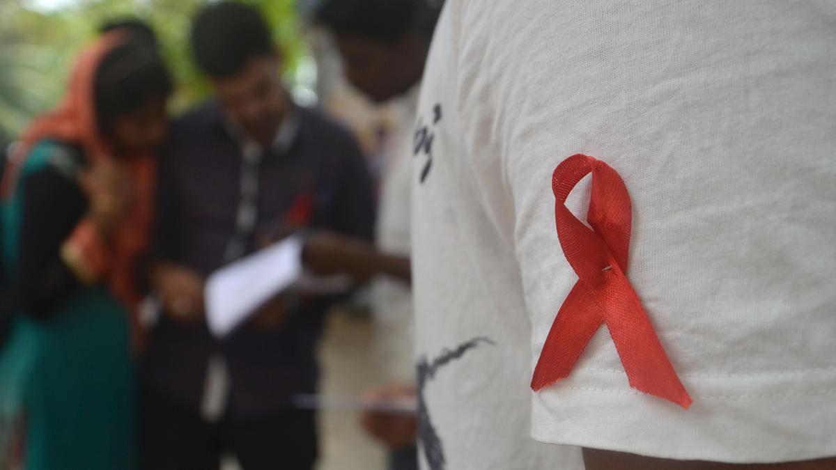 HIV का डर कम, युवाओं में यौन संक्रमण के खतरे बढ़ रहे हैं