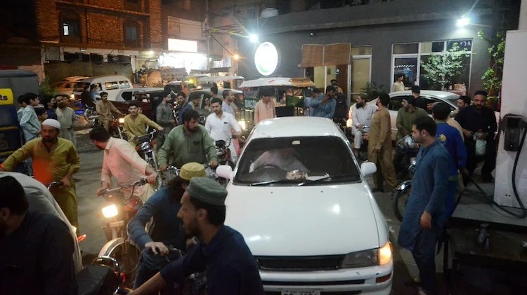 Pakistan imposes austerity measures including single-dish wedding rule