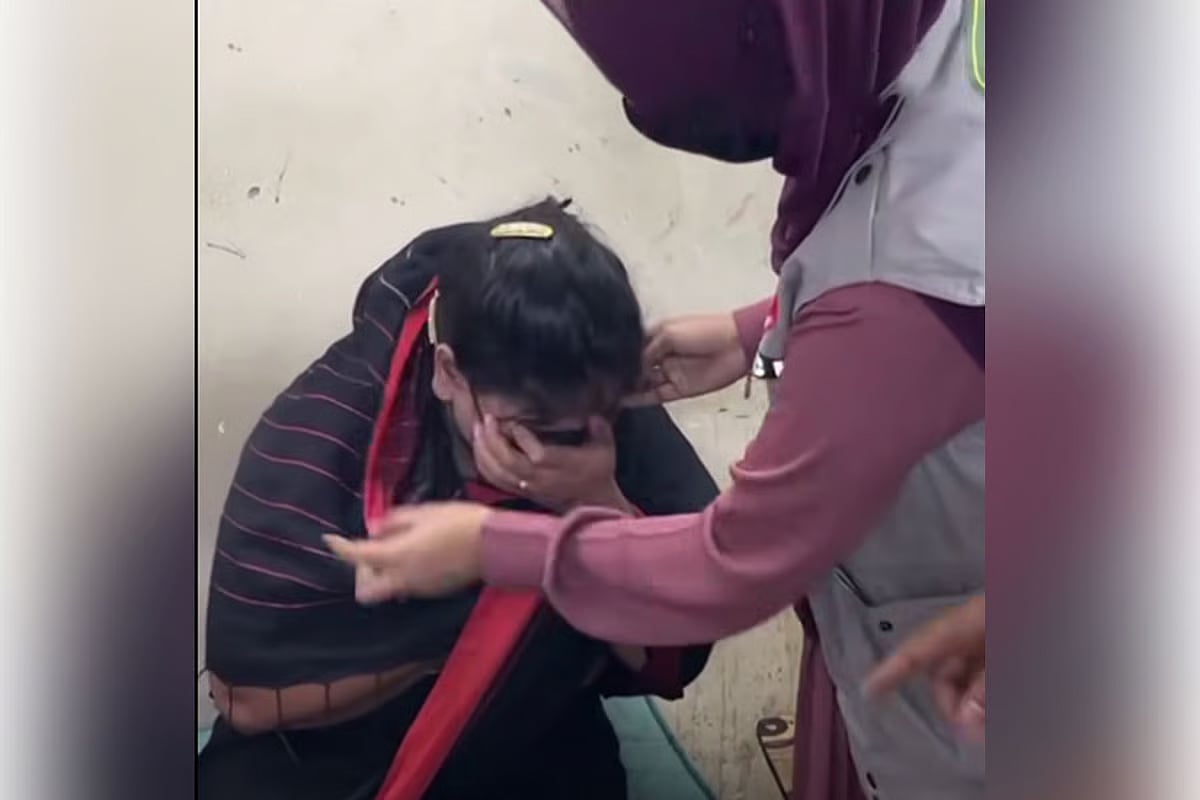 Police threaten woman not to cover face during arrest
