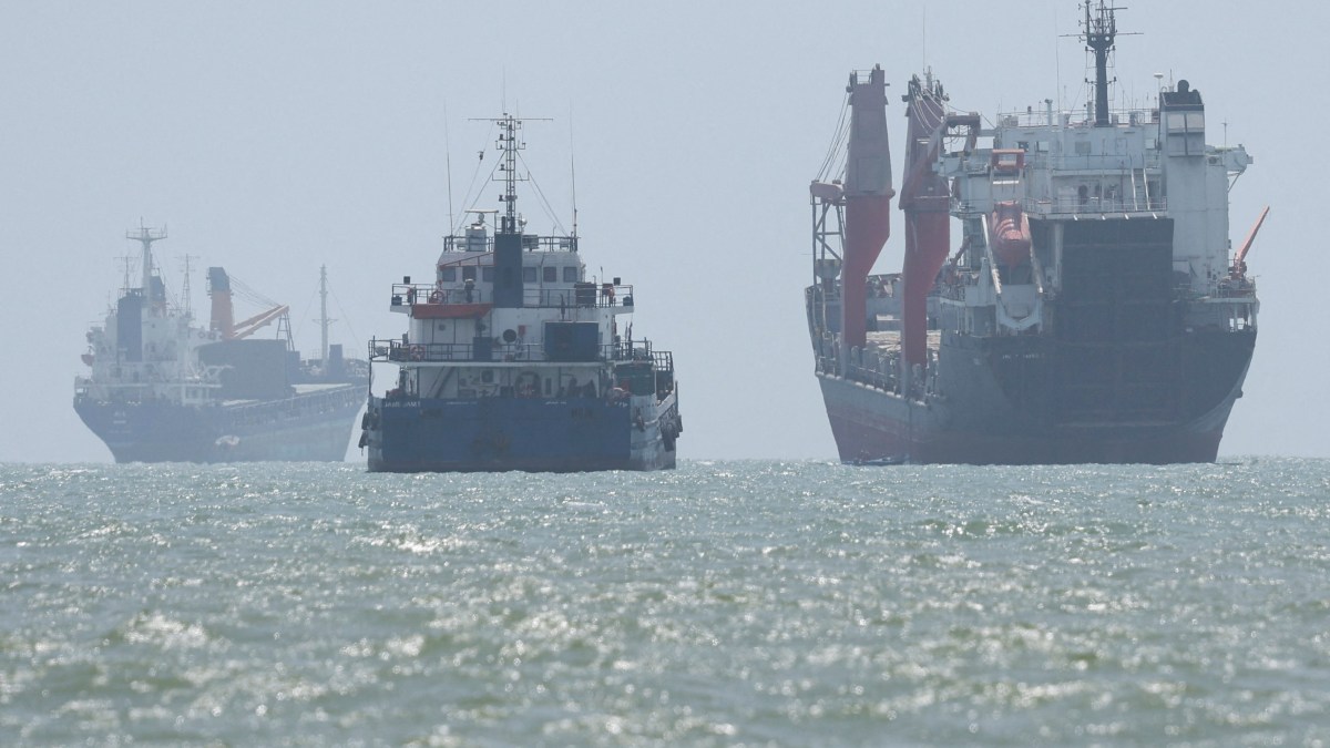 Iran, Oman explore temporary shipping corridor in Strait of Hormuz