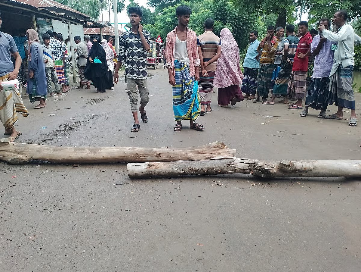 সার সংকটে কুড়িগ্রামে রাস্তা অবরোধ, কর্মচারী আটক চার ঘণ্টা