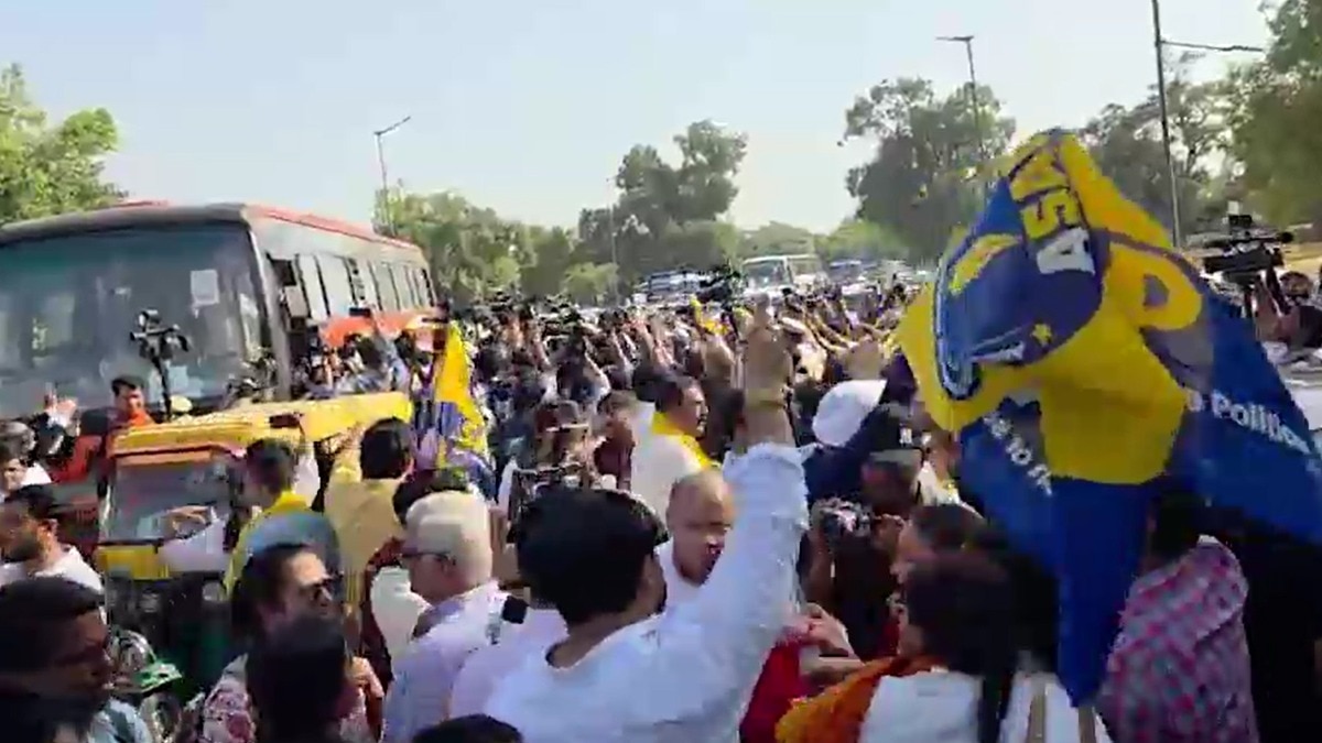 AAP protesters breach barricades, disrupt bus services in Gyanesh Kumar demonstration