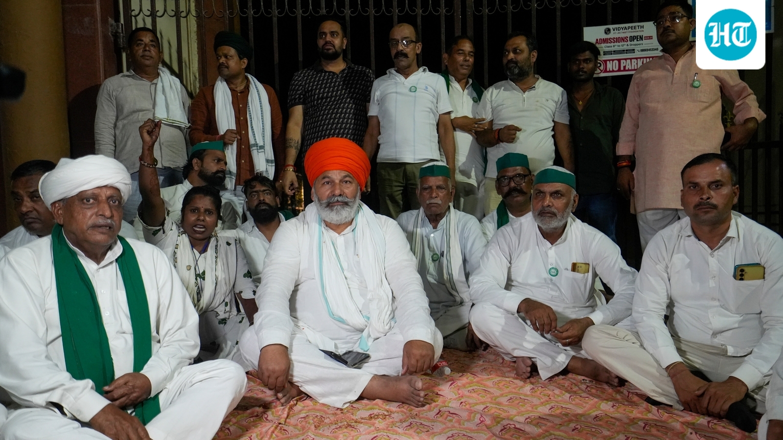 गन्ना भवन बंद मिलने पर राकेश टिकैत का धरना, किसान महापंचायत से पहले तनाव
